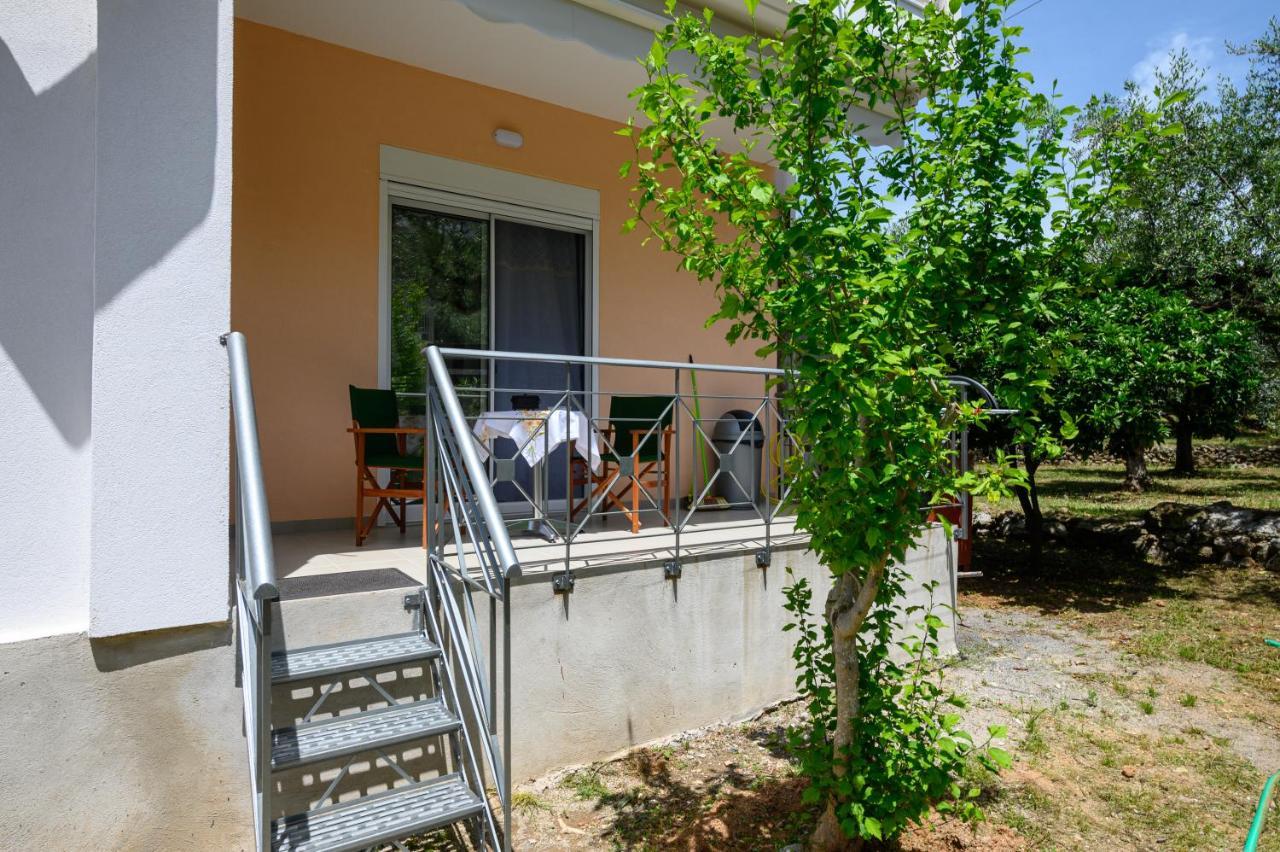 Chic Apartment In Nature, 5-Min Walk To The Beach Kalamata Exterior foto