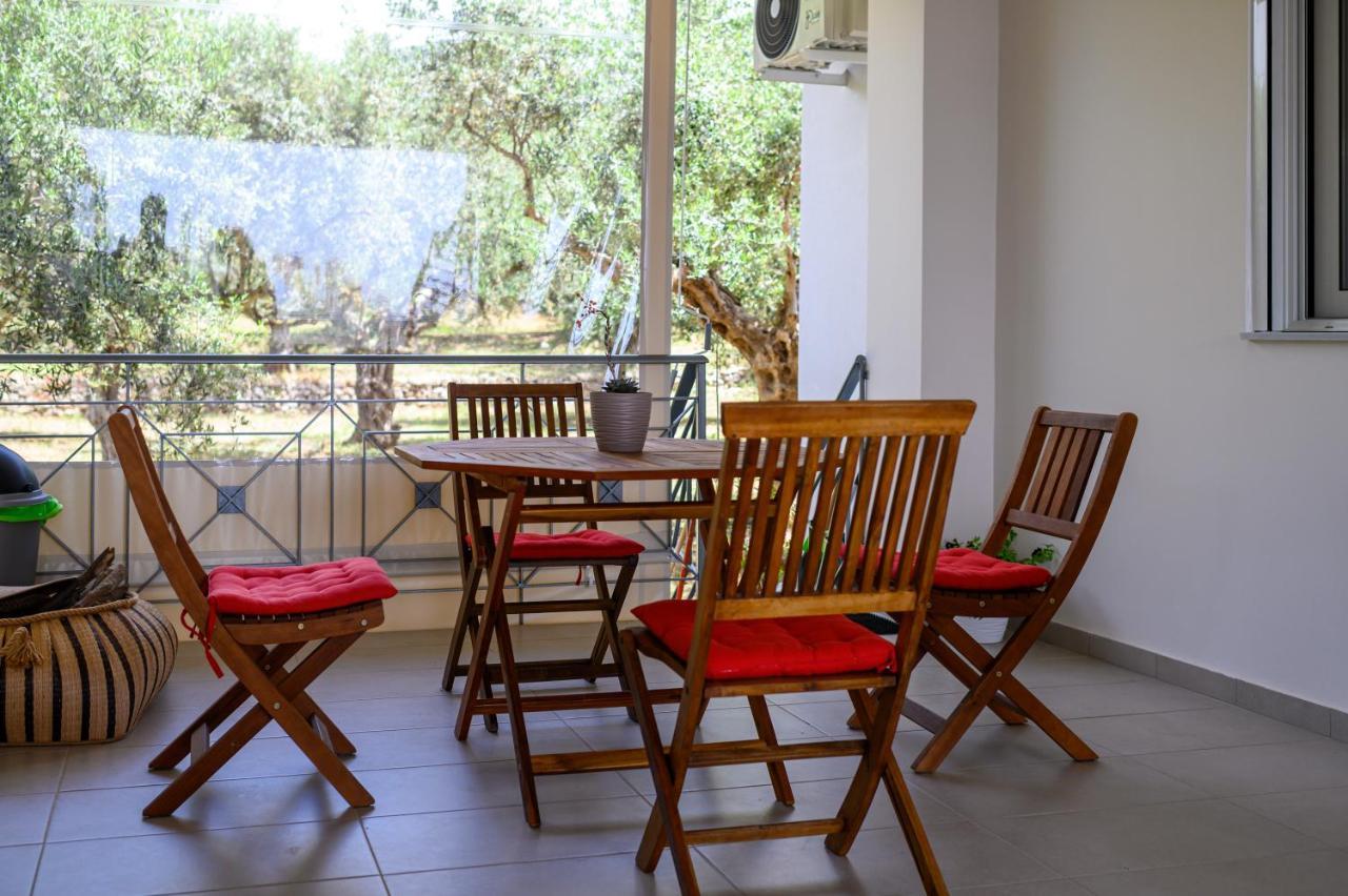 Chic Apartment In Nature, 5-Min Walk To The Beach Kalamata Exterior foto