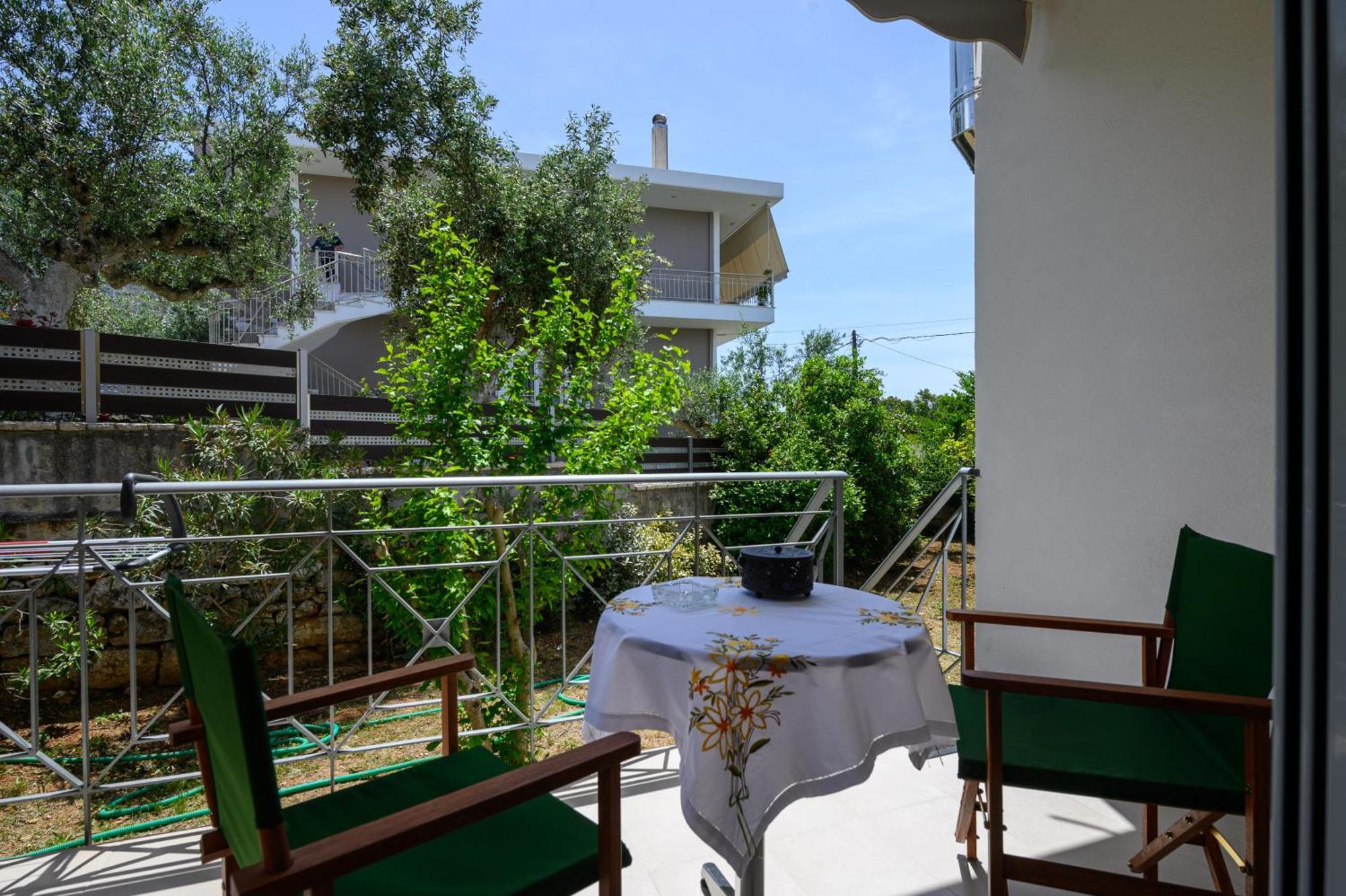 Chic Apartment In Nature, 5-Min Walk To The Beach Kalamata Exterior foto